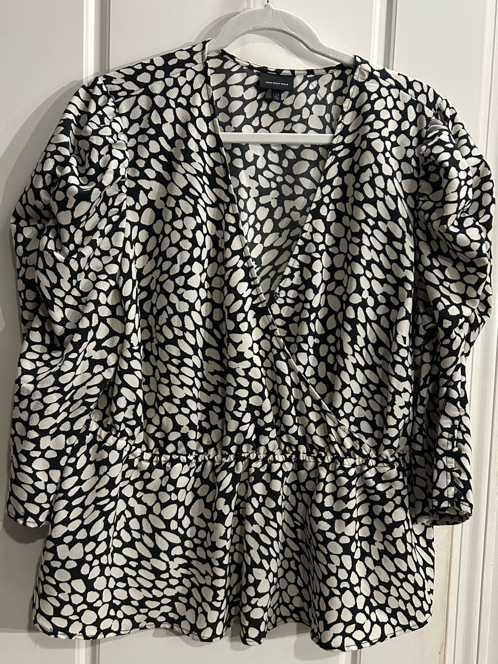 Who What Wear Black & White Printed V-Neck Peplum Top